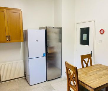 Room in a Shared Flat, Rutland Park Mansions, NW2 - Photo 3