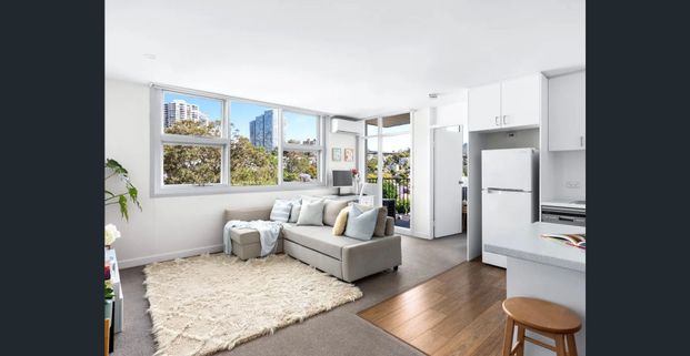 Light-Filled Apartment with Leafy North Sydney Views – Unfurnished - Photo 1