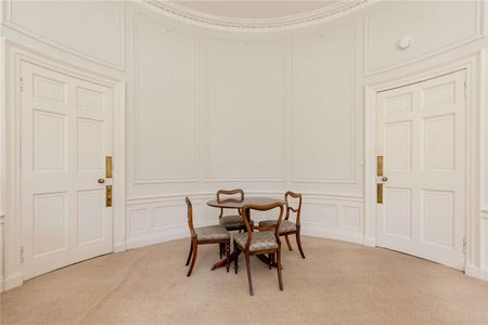 Well presented one bedroom raised ground floor flat with generous and elegant proportions, available on a furnished basis - Photo 4