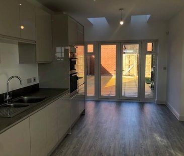 4 bedroom detached house to rent - Photo 3