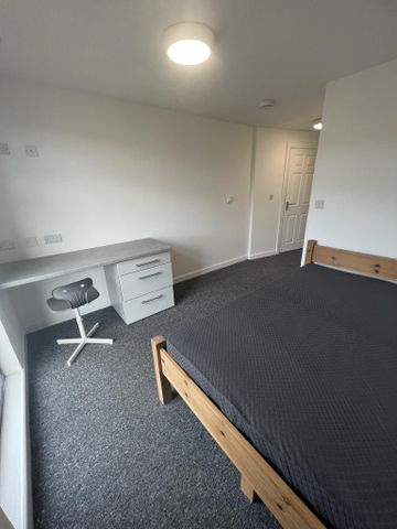 1 bedroom in a flat share to rent - Photo 4