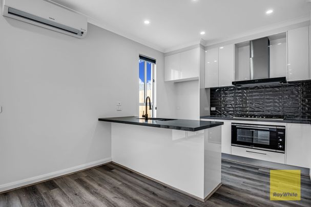 Stylish 3-Bedroom Family Home in Prestigious Upper Point Cook - Photo 1