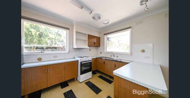 Bright and Spacious Burwood East Home in a Premier Location - Photo 1