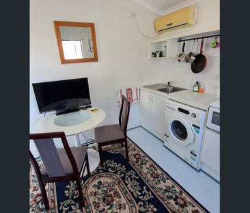 Fully Furnished granny flat - Photo 2