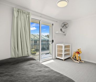 Coastal townhouse living, steps from the foreshore. - Photo 4
