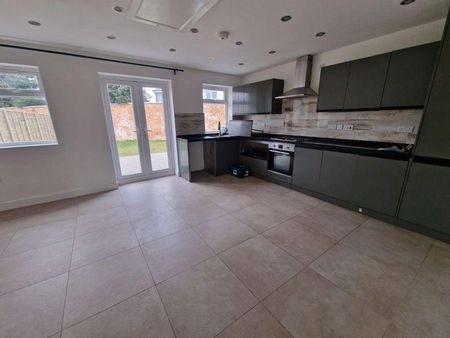 3 bedroom semi-detached house to rent - Photo 4