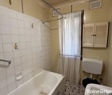 Family Home Close to Orange Home Maker Centre - Photo 6