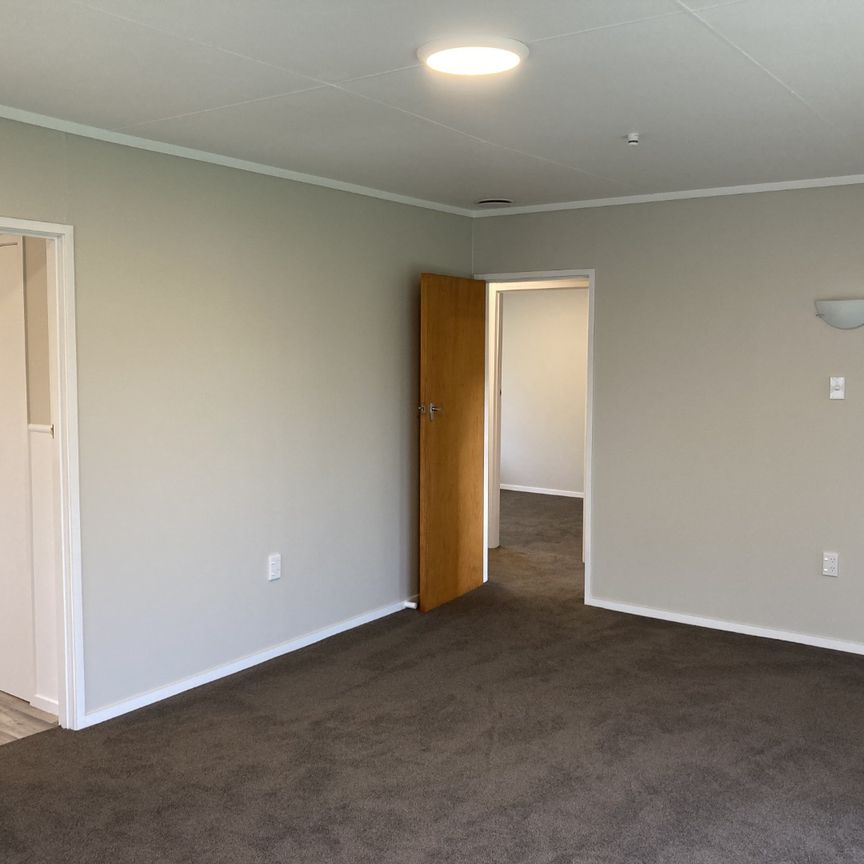 Newly refurbished unit. - Photo 1