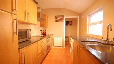 1 bedroom in a house share to rent - Photo 3