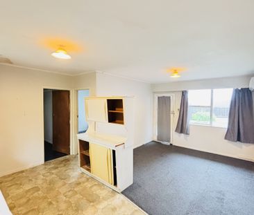NEW LYNN, 1 BEDROOM - Photo 3