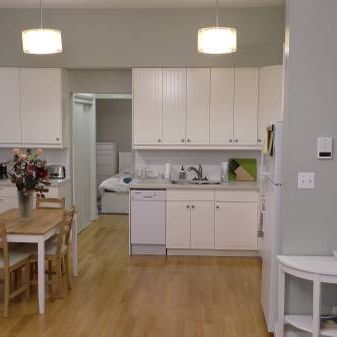 Large One Bedroom Apartment near High Park - Photo 3