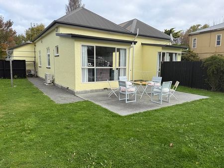 Sunny 2 bdr flat within 4 Avenues - Photo 2