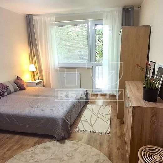 Prenájom zrekonštruovanej garsónky 25 m2 s loggiou na Starohájskej ulici – Bratislava Petržalka - Photo 1