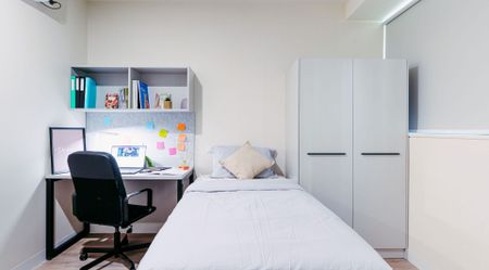 A large studio apartment equipped with a separate bathroom and kitchen. 【2 weeks rent free】 - Photo 4