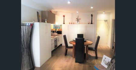 GROUND FLOOR WITH OWN COURTYARD! - Photo 4