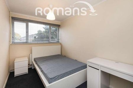 Dollis Drive, Farnham, Surrey, GU9 - Photo 3