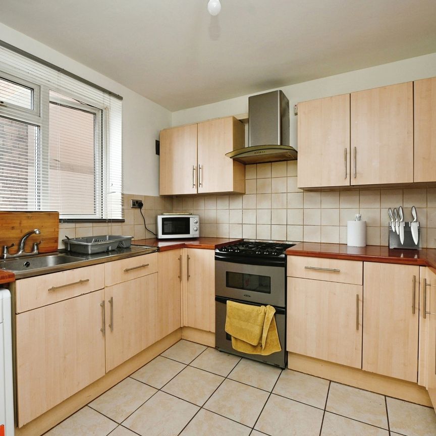 RARE TO FIND Spacious Two Bedroom Maisonette Over Two Floors - Photo 1