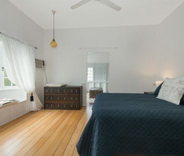 Contemporary Queenslander Living in North Ward - Photo 5