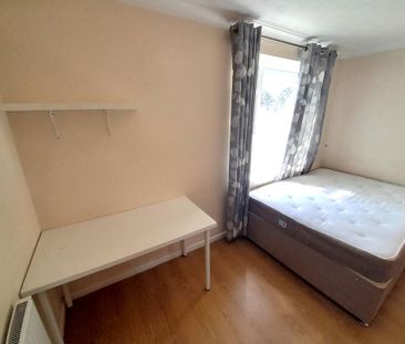 5 bedroom semi-detached house to rent - Photo 3
