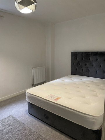 1 bedroom in a flat share to rent - Photo 2