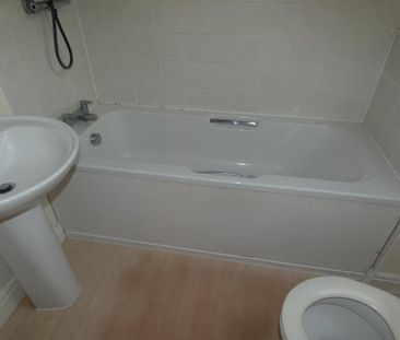 2 bedroom mews to rent - Photo 1