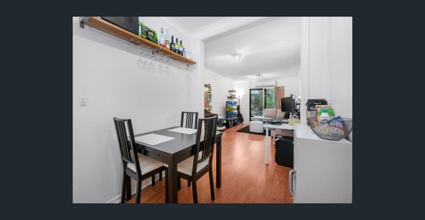 Space, Light and Privacy with a Leafy Outlook - Photo 1