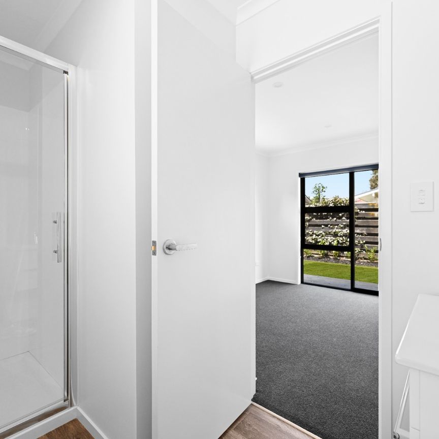 Discover comfortable and convenient living in this well-appointed 2-bedroom, 2-bathroom townhouse located in the sought-after suburb of Beerescourt, Hamilton. - Photo 1