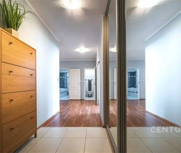 PRONÁJEM MODERNÍHO BYTU 3+KK S BALKONEM A GARÁŽOVÝM STÁNÍM V CENTRU... - Photo 1