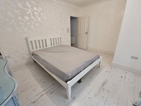 4 bedroom semi-detached house to rent - Photo 4