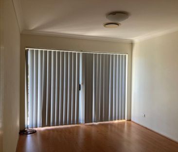 Spacious&comma; Modern Townhouse - Photo 2