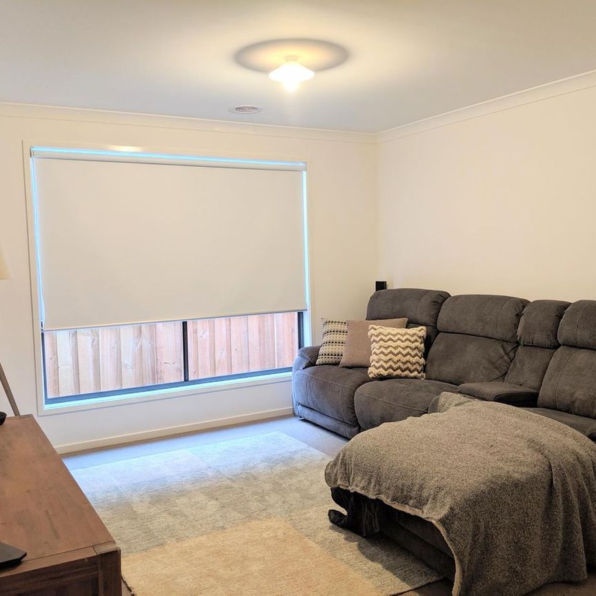 STYLISH MODERN LIVING - Photo 1
