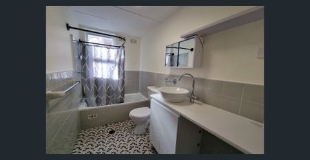 Charming Two-Bedroom Apartment in Cozy Complex - Photo 2