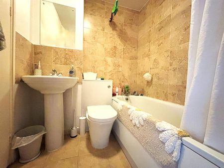 Frayslea, Uxbridge, Middlesex, UB8 - Photo 3