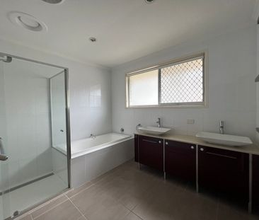 Spacious home in great location - Photo 3