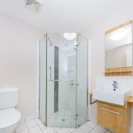 Top Floor 2 Bed 2 Bath Un-Furnished Apartment! - Photo 4