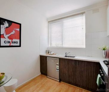 2 Bed, 1 Bath - Photo 4