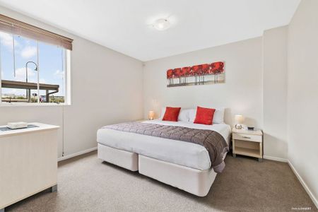 Upmarket 1 Bed by Botany - Fully Furnished, Pool - Photo 2