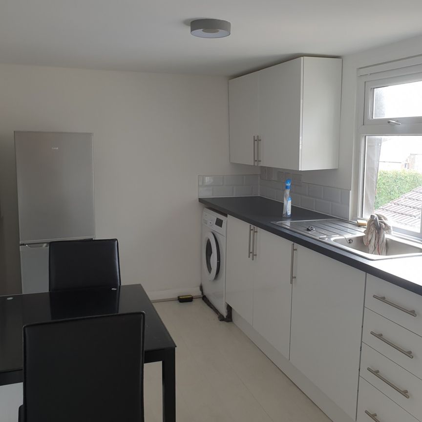 Studio Flat, Hector Street, SE18 - Photo 1