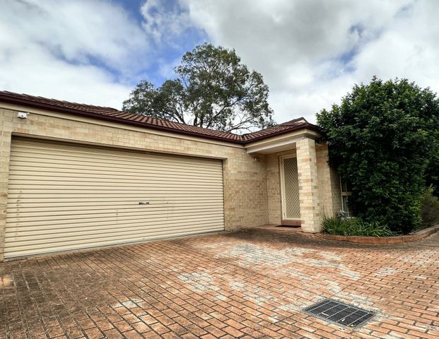 Refreshed 3-Bedroom Villa in Prime Location - Photo 1