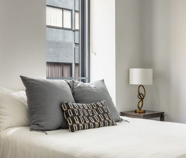 Renovated Art Deco sophistication in The Hampton - Photo 3