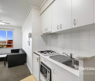 Furnished 1 Bed + Study Apartment In Convenient Location! - Photo 2