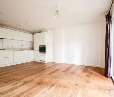 Superbly presented 2 bedroom fifth floor apartment for rent in Camb... - Photo 2