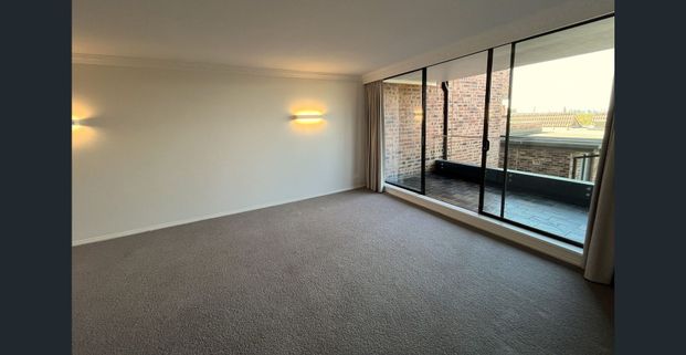 Impeccably Renovated Sanctuary with Harbour Views 118sqm - Photo 1