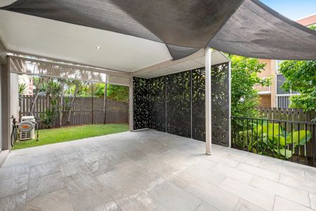 Modern Boutique Townhome Living in Prime Coorparoo Location - Photo 3
