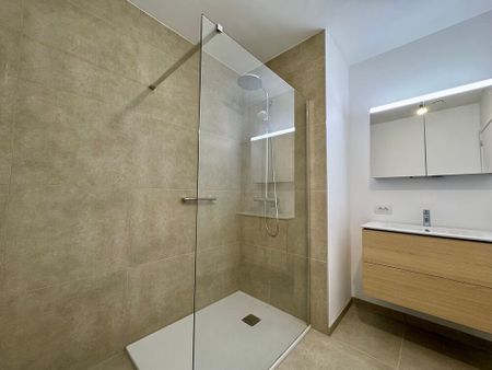 Modern gelijkvloers appartement met ondergrondse staanplaats in Eeklo. - Photo 2