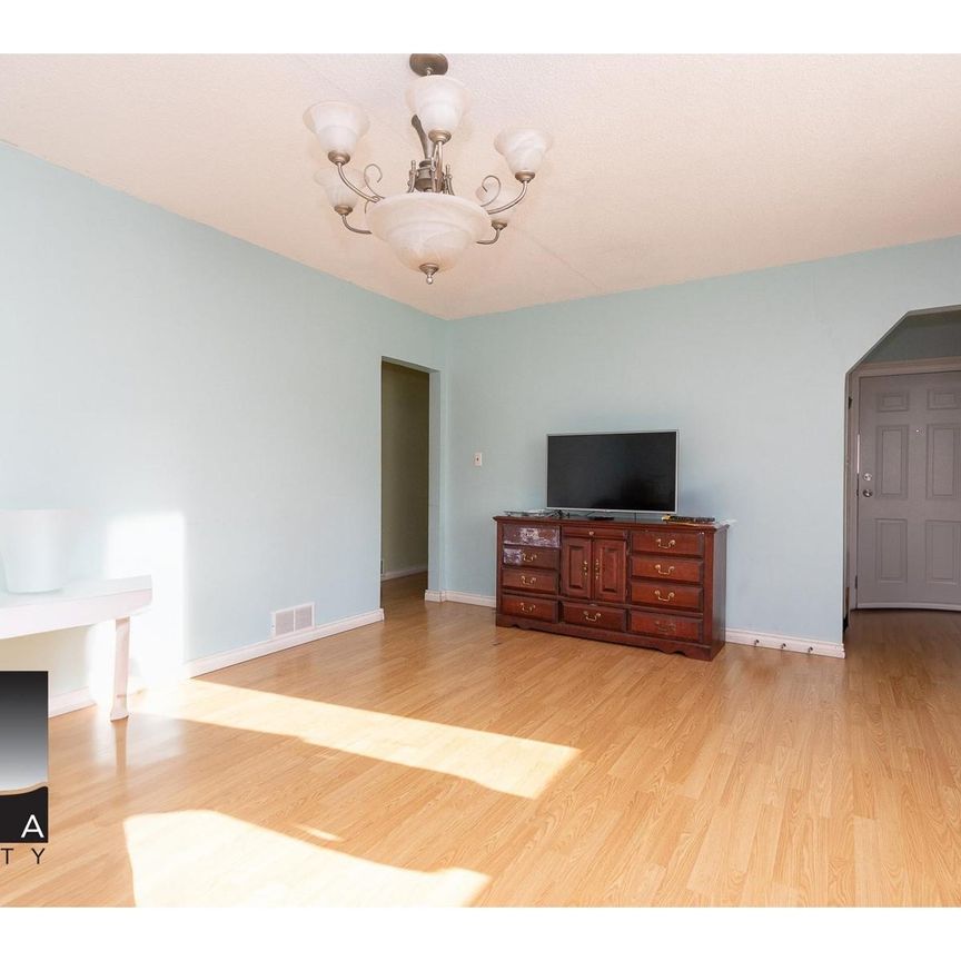 Main Level 411 E 57TH AVENUE, Vancouver, British Columbia - Photo 1