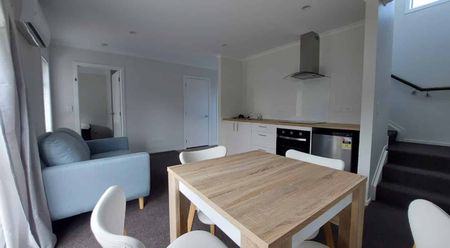 $250 PREZZY CARD AND RENT REBATED FOR 6 WEEKS - Upstairs Studio Room in Glenview - Photo 2