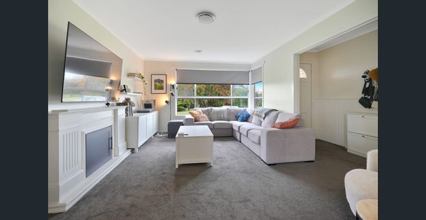 Charming Home in Quiet Court Location - Photo 1