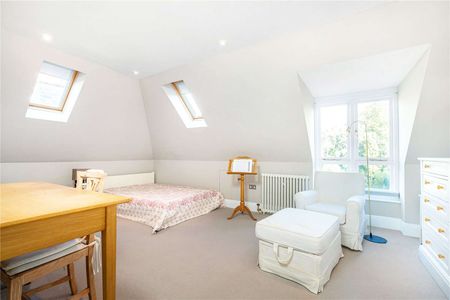 SHORT LET: A most handsome, detached family home situated on a large plot with a wonderful large garden. - Photo 5