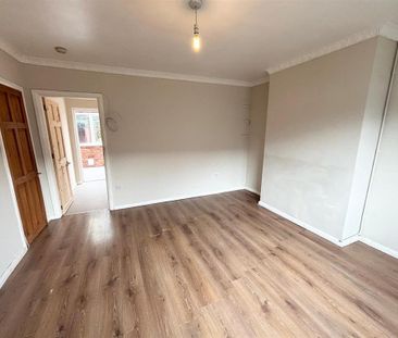 4 bedroom end of terrace house to rent - Photo 4